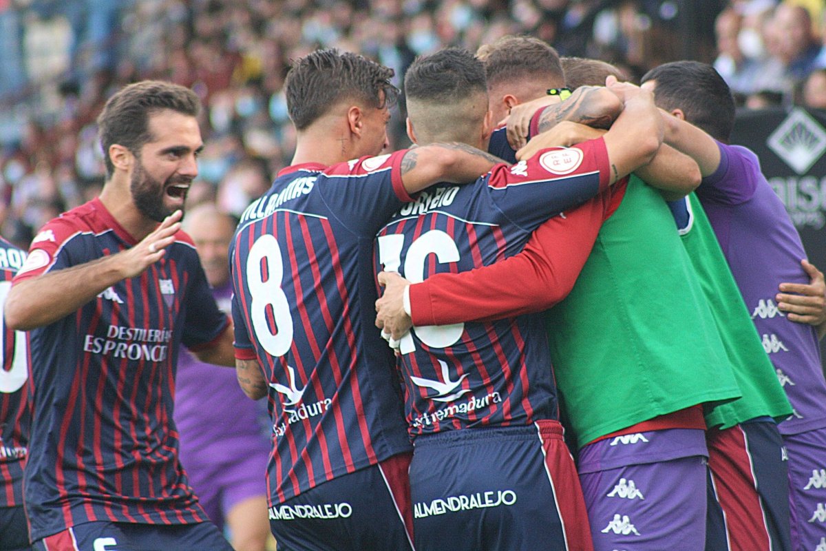 Los jugadores del Extremadura siguen abiertos a negociar pese a mantener la huelga