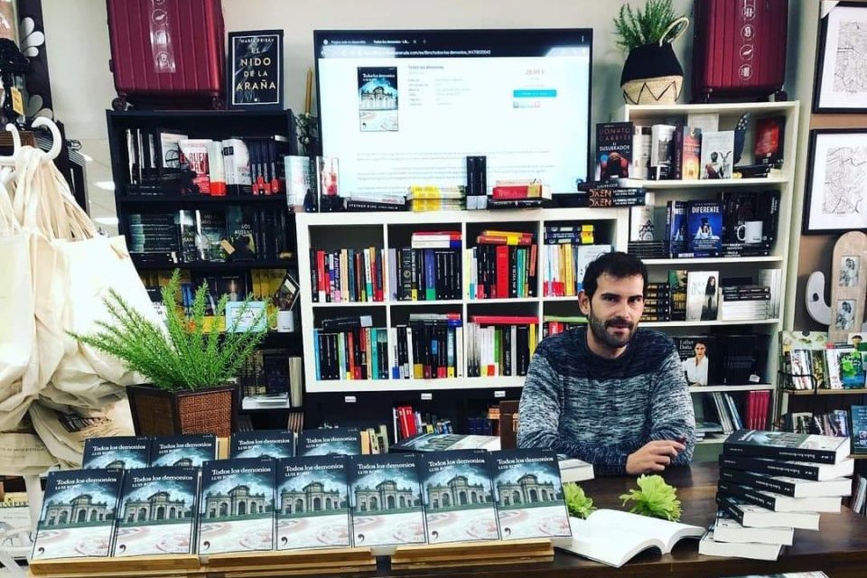 El escritor Luis Roso presenta en su localidad natal la novela «Todos los demonios»