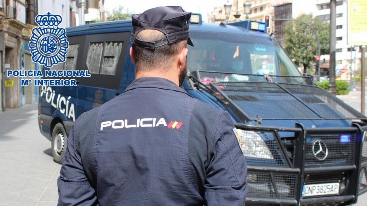 Detenido un hombre que utilizó la tapa de una alcantarilla para robar en una panadería en Badajoz