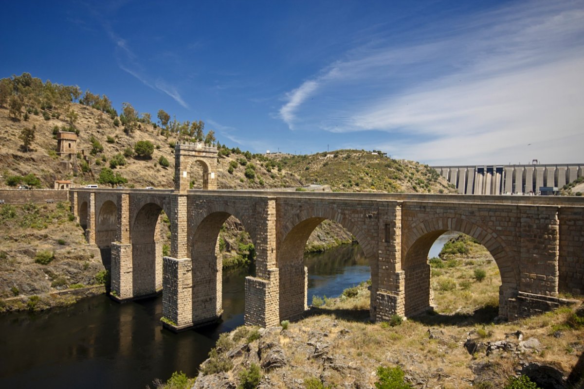 Técnicos de Patrimonio analizarán los nuevos daños causados por un camión en el Puente Romano de Alcántara