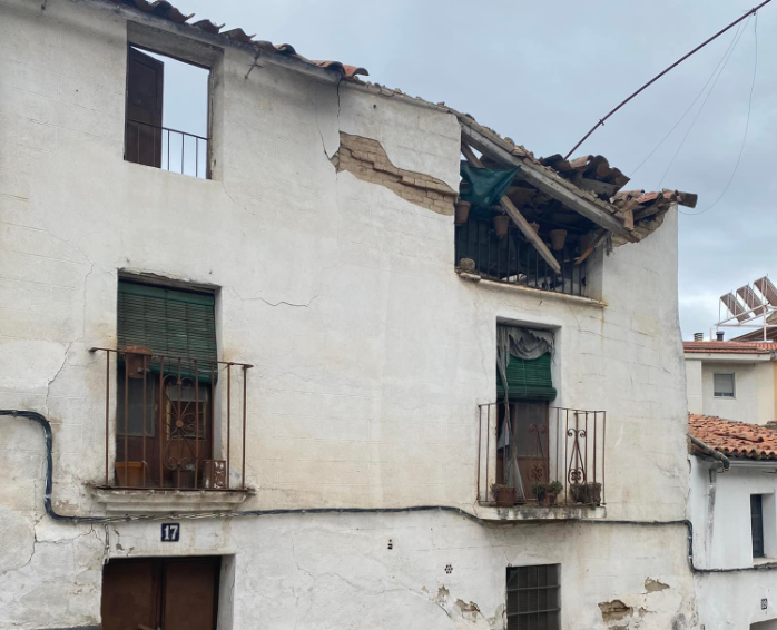 El derrumbe del tejado de una vivienda en Coria obliga a cortar varias calles al tráfico