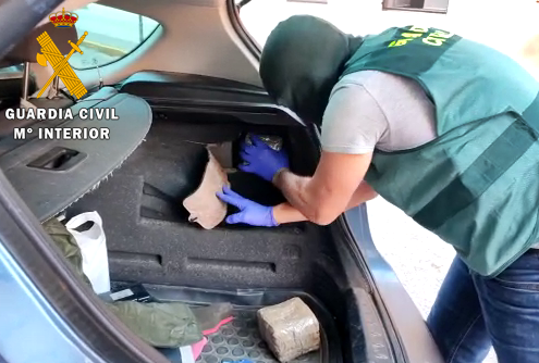Detenido un vecino de Almendralejo que ocultaba más de 3 kilos de hachís en el maletero del coche