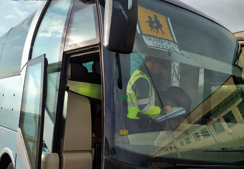 Sorprenden a un conductor de autobús escolar que dio positivo en drogas con 15 alumnos a bordo