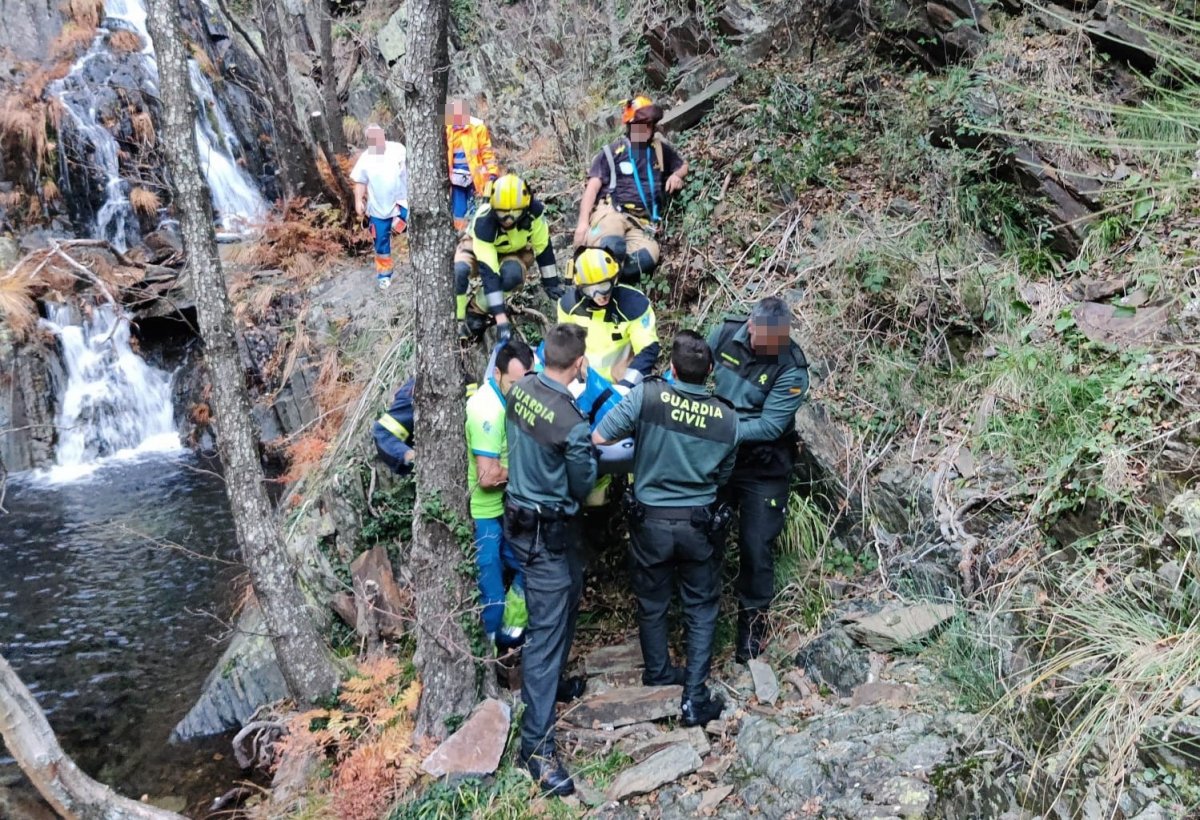 VIDEO: Así fue el rescate en helicóptero del senderista que cayó al fondo de un barranco en La Cervigona