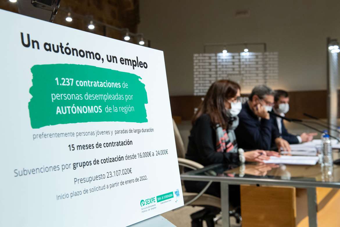 La Junta aprueba ayudas de hasta 24.000 euros para autónomos que contraten a desempleados