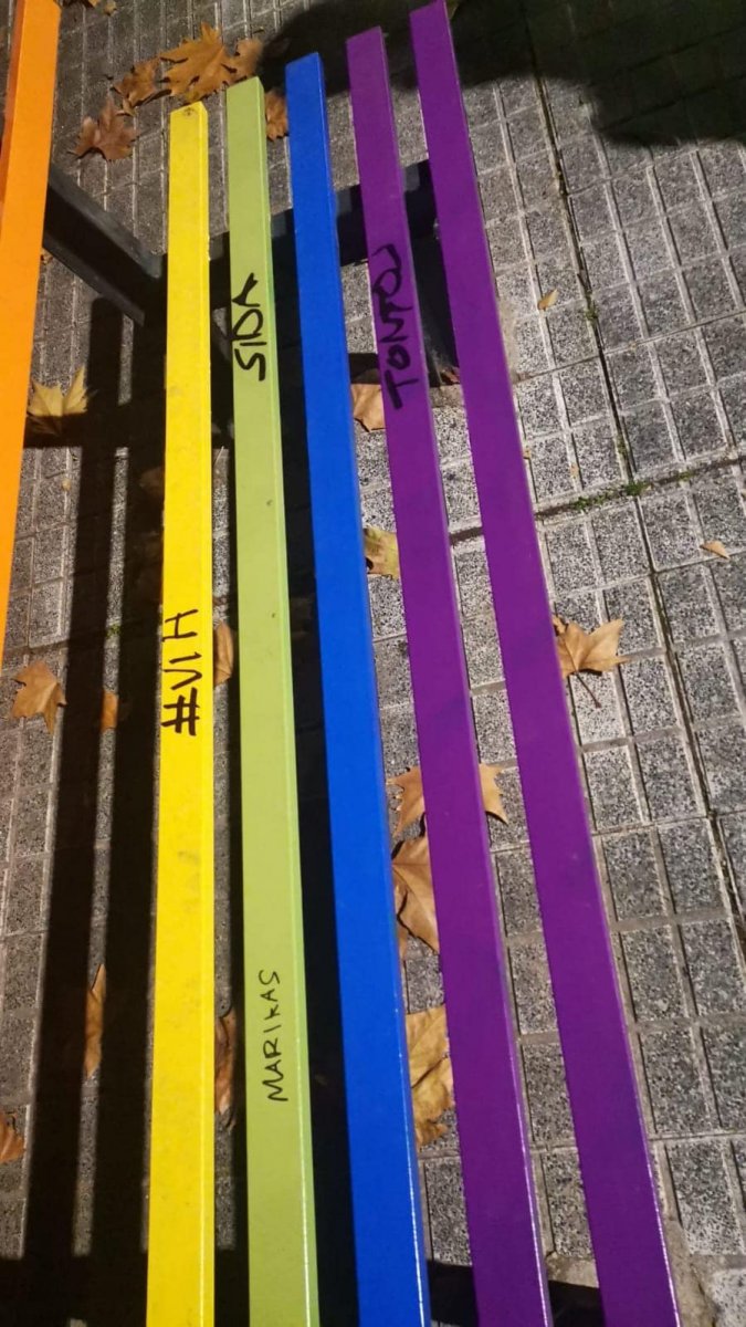 Denuncian actos vandálicos y pintadas en algunos bancos LGBTI de Cáceres