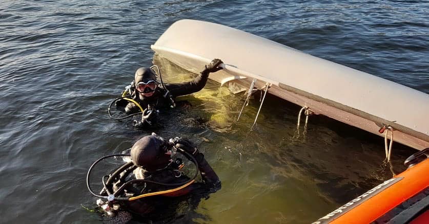 Rescatan a un deportista que cayó al embalse de Plasencia tras volcar su embarcación