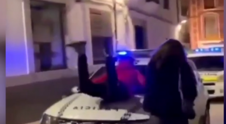 Los daños causados por el joven que se lanzó al capó del coche de la Policía ascienden a 473 euros