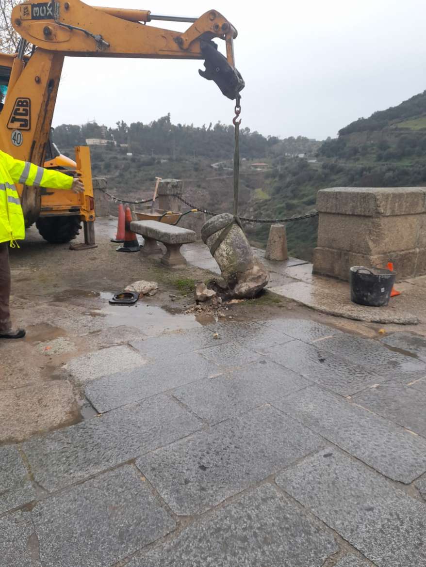 Reparados los daños por el impacto de camiones en el acceso al puente romano de Alcántara
