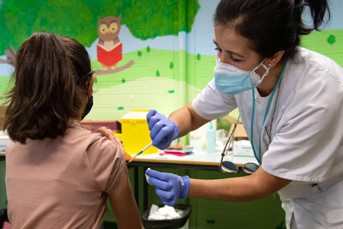 La vacunación en aulas de hasta 4º de Primaria se detendrá si se detecta un escolar positivo