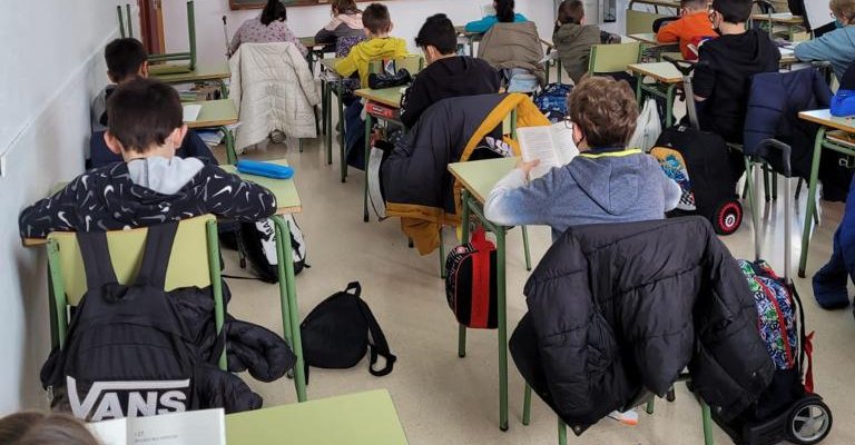 Las clases arrancan en Extremadura con tres aulas cerradas y pendiente de cubrir 250 bajas