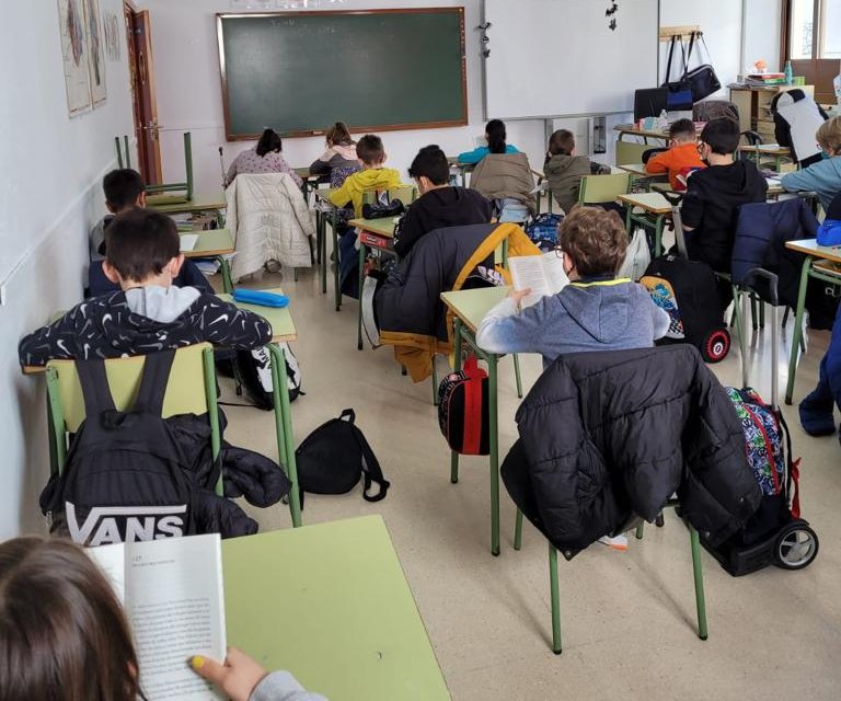 Las clases arrancan en Extremadura con tres aulas cerradas y pendiente de cubrir 250 bajas