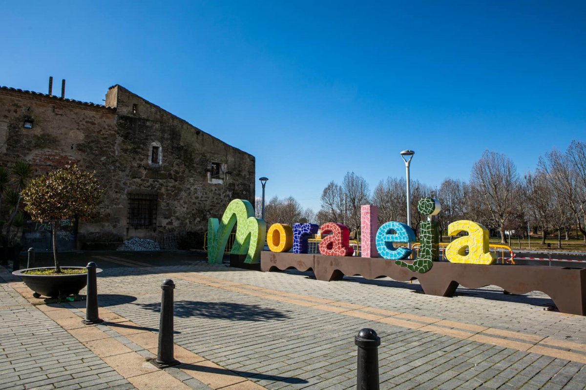 Moraleja promociona su imagen con un logo a todo color y gran tamaño ubicado junto al río