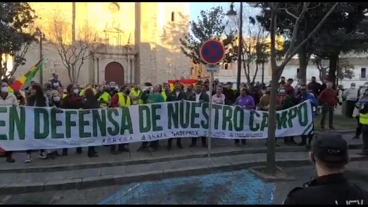 Decenas de agricultores protestan en Don Benito coincidiendo con la visita de Pedro Sánchez