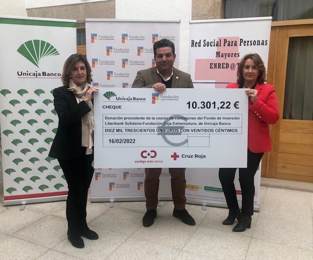 La Fundación Caja Extremadura dona a Cruz Roja más de 10.000 euros para un programa dirigido a mayores de 65 años 