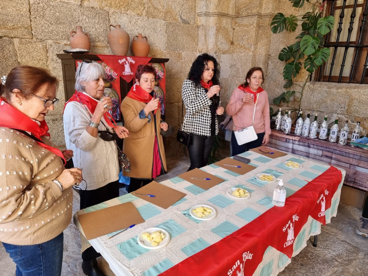 Un grupo de mujeres elige por primera vez el vino de la cata de San Blas de Cilleros