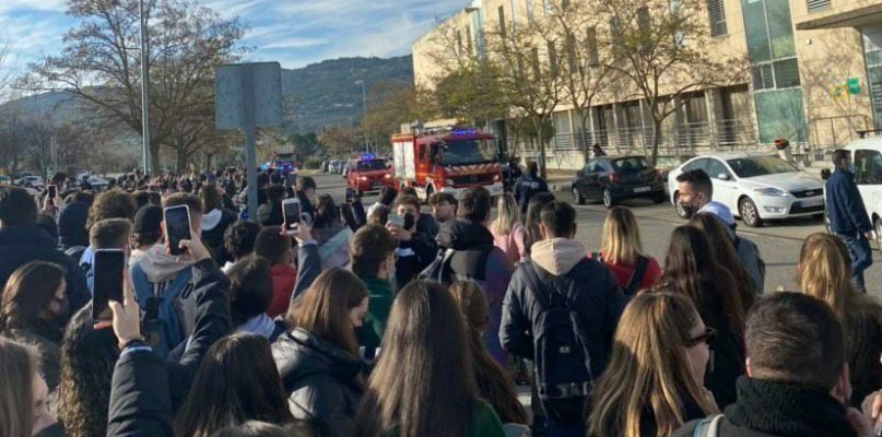 Desalojan la Facultad de Formación del Profesorado de Cáceres tras arder un cuadro eléctrico