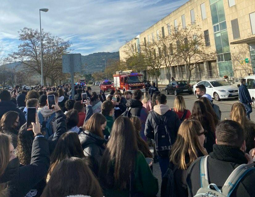 Desalojan la Facultad de Formación del Profesorado de Cáceres tras arder un cuadro eléctrico