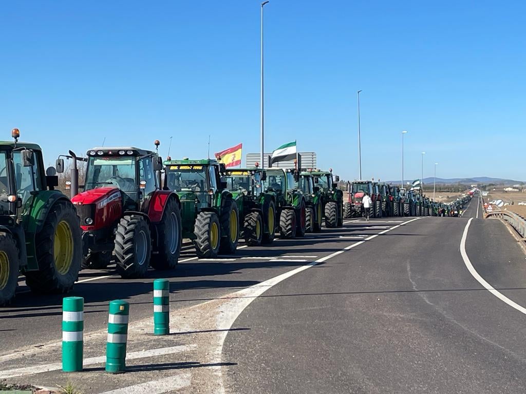 Un millar de tractores y cientos de agricultores exigen a la Junta soluciones urgentes ante la grave sequía