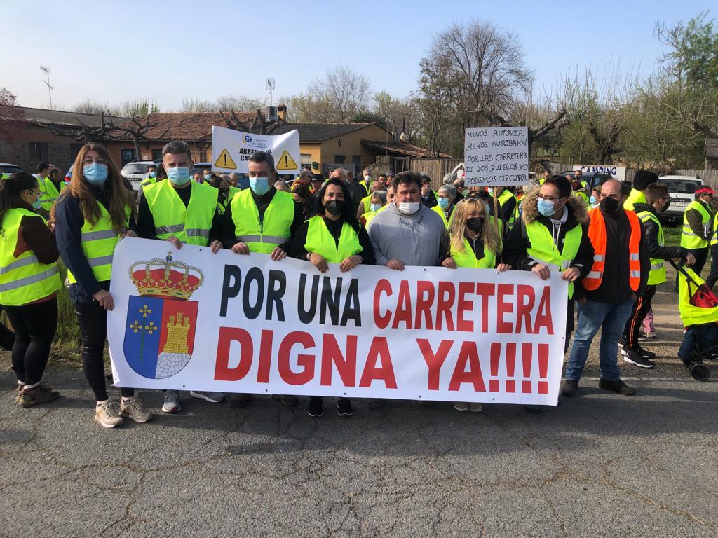 VIDEO: Protesta ciudadana en Sierra de Gata para reclamar el arreglo de la carretera del embalse de Borbollón