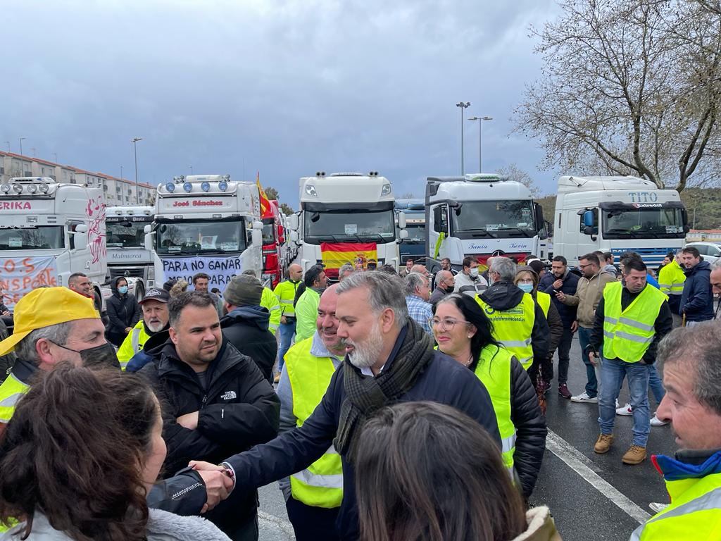 Los camioneros convocan marchas lentas en Extremadura en apoyo al paro nacional indefinido de transportes