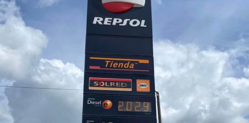 Las gasolineras esperan largas colas tras anunciarse el fin del descuento del Gobierno