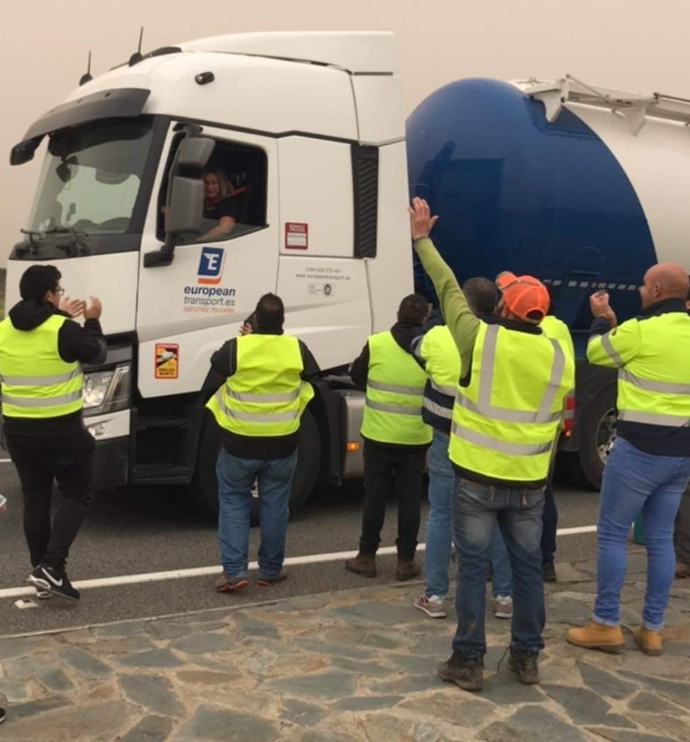 Camioneros españoles y lusos se concentran junto a la EX-A1 para protestar por el precio de los carburantes
