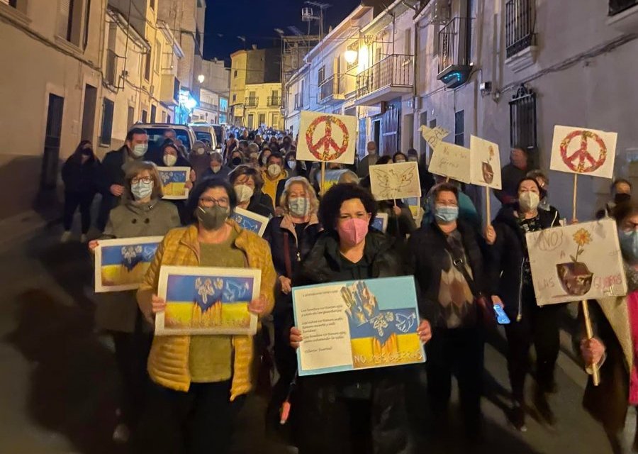 Torrejoncillo convoca una concentración y realiza un paseo por la paz en honor a Ucrania
