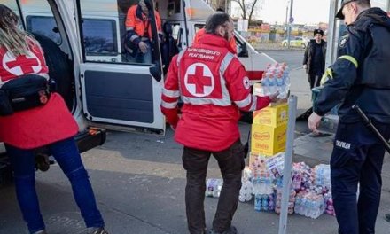 Un vendedor del mercadillo coge su furgoneta para llegar a Ucrania y llevar productos a los refugiados