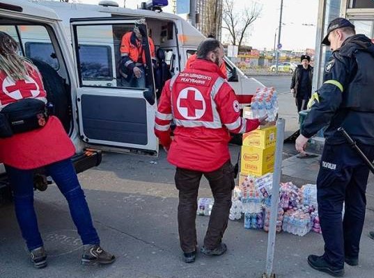 Un vendedor del mercadillo coge su furgoneta para llegar a Ucrania y llevar productos a los refugiados