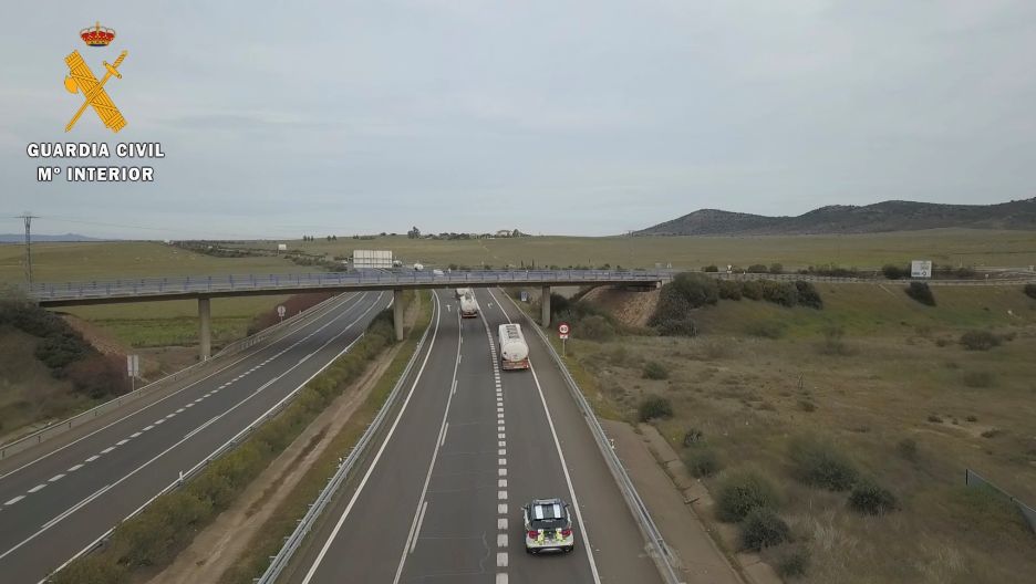 VIDEO: La Guardia Civil identifica a 50 personas por no dejar pasar camiones en la A-66 a la altura de Cáceres