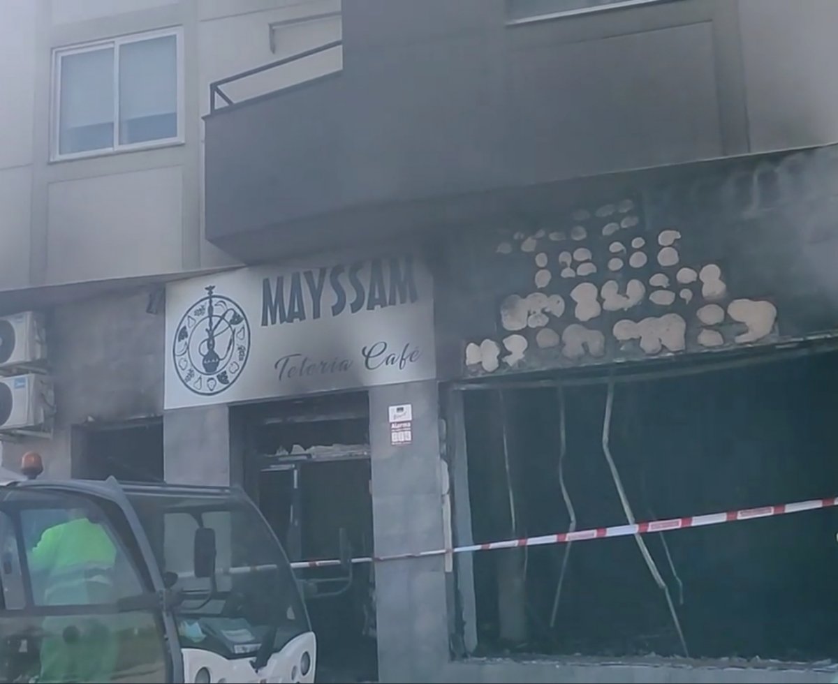 Un incendio calcina un bar en Navalmoral y obliga a desalojar un edificio