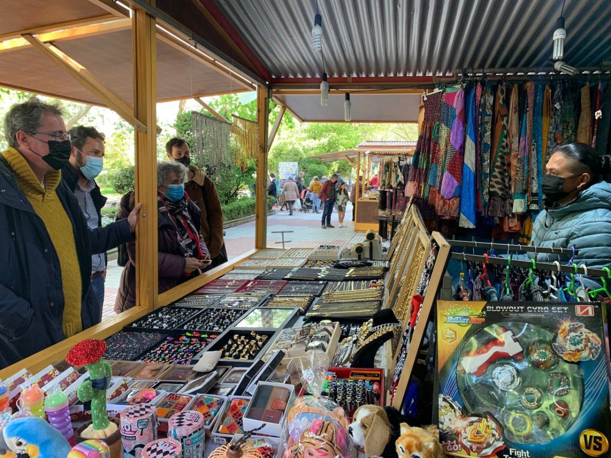 El mercado de primavera de Cáceres llena Cánovas de artesanía y productos locales
