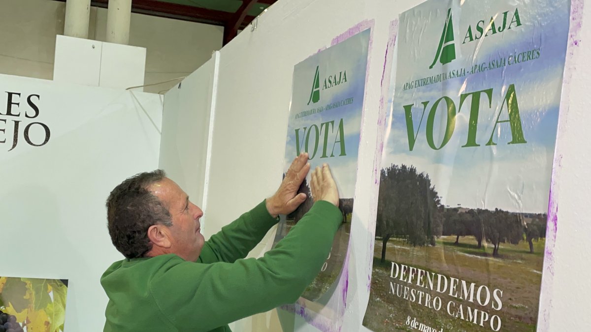 Asaja inicia la campaña de las elecciones al campo con la pegada de carteles