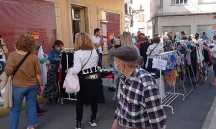 Las tiendas de Moraleja sacan sus productos a la calle para dinamizar el comercio en Semana Santa