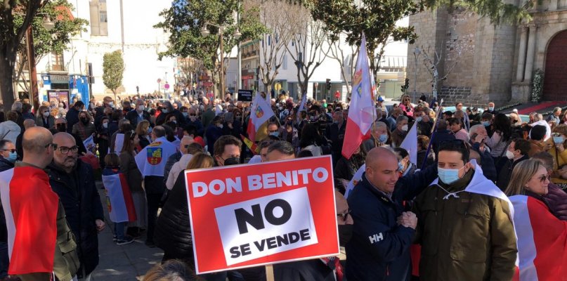 Una concentración contra la fusión reúne a 200 personas en Don Benito