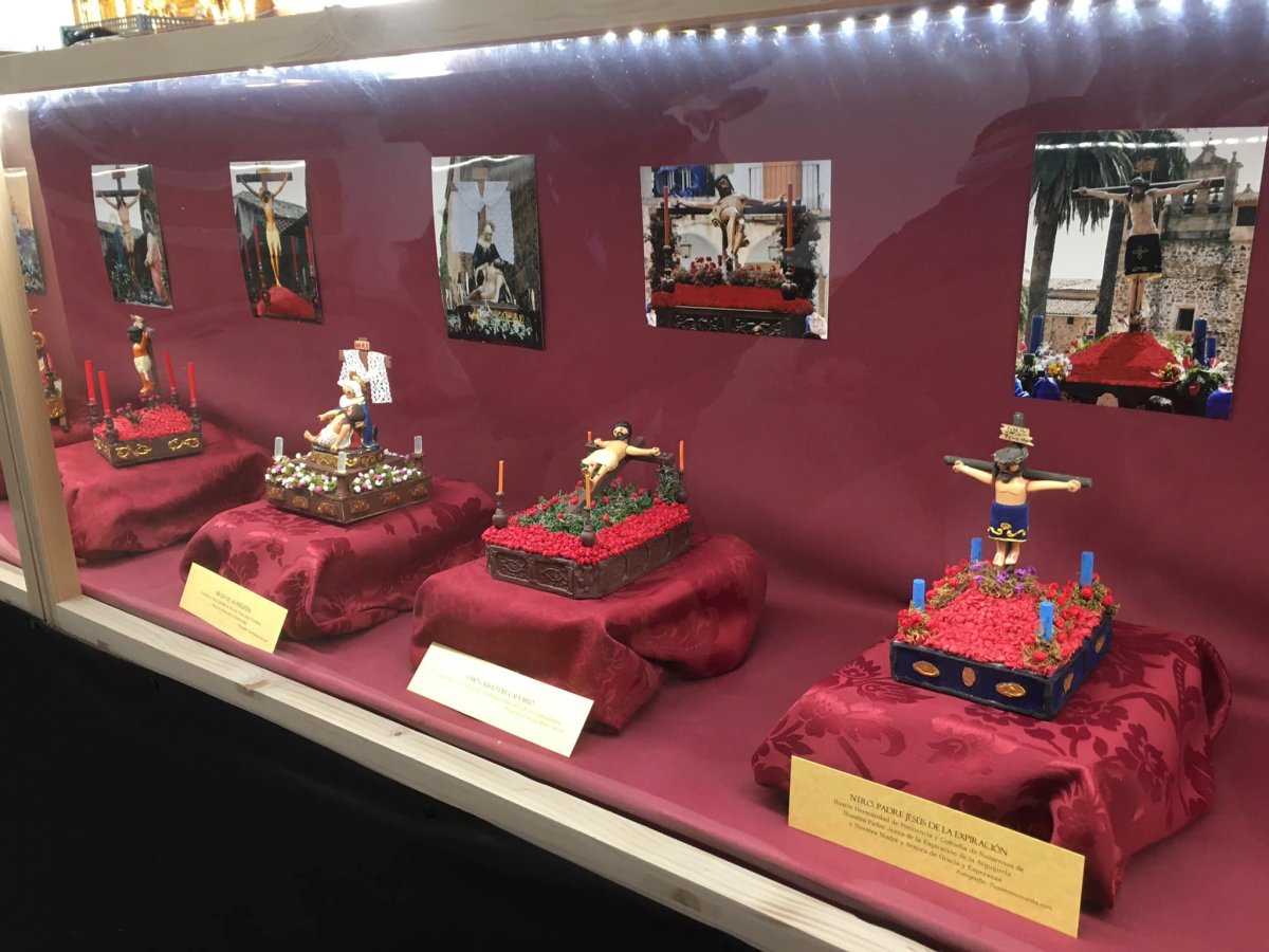 Cáceres presenta una exposición de 29 pasos de Semana Santa elaborados con figuras de Playmobil
