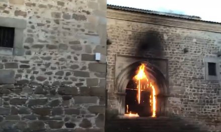 Los graves daños causados por un incendio en el retablo placentino del Divino Morales complican su restauración