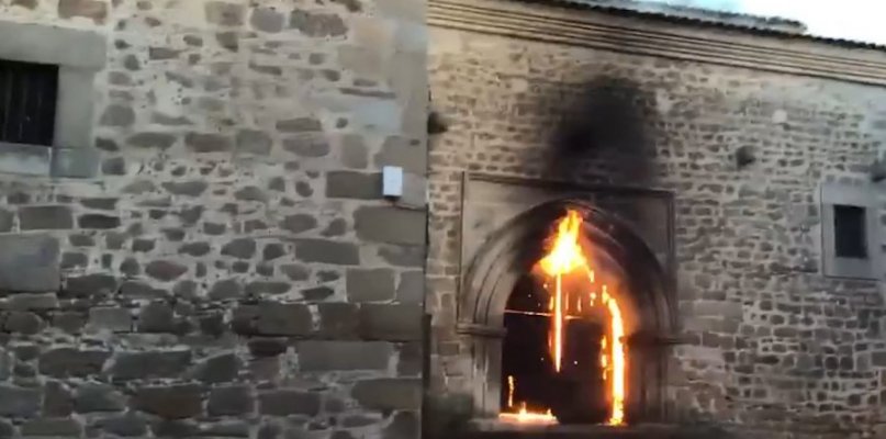 Los graves daños causados por un incendio en el retablo placentino del Divino Morales complican su restauración
