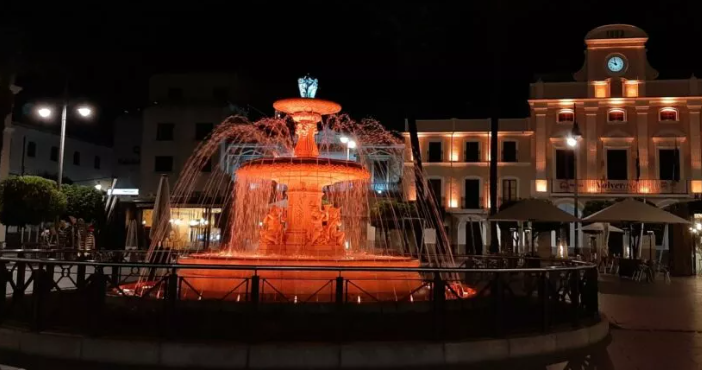 Los monumentos de Mérida se iluminan de color verde y naranja en el Día Nacional de la Fibrosis Quística