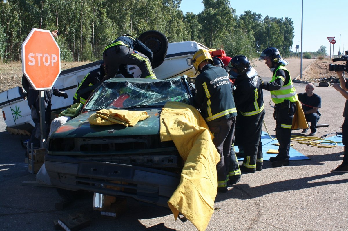 Los bomberos excarcelan a una mujer que quedó atrapada en su coche tras tener un accidente