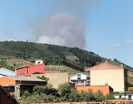 Medios aéreos y terrestres trabajan en la extinción de un incendio en Las Hurdes