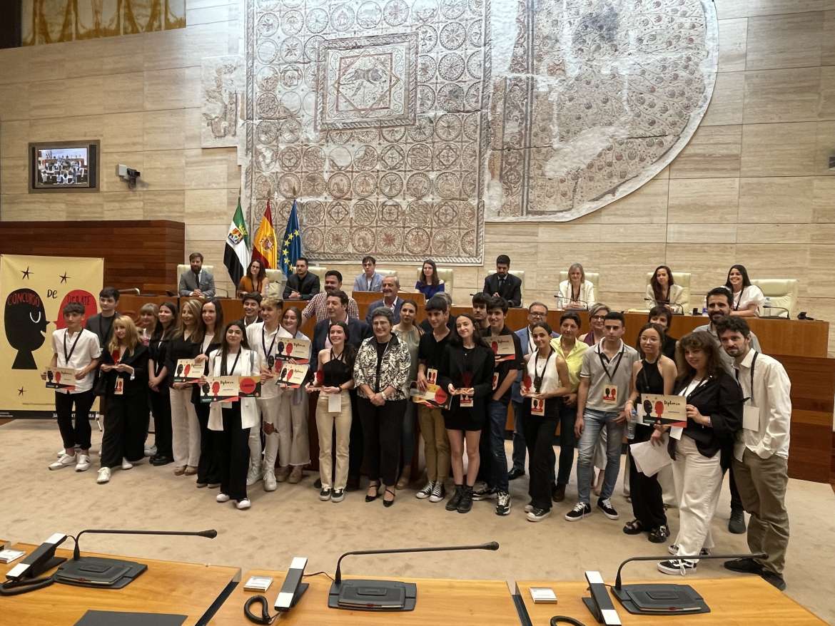 El IES San Fernando de Badajoz gana el I Concurso de Debate en ESO y una alumna obtiene el premio a la mejor oradora