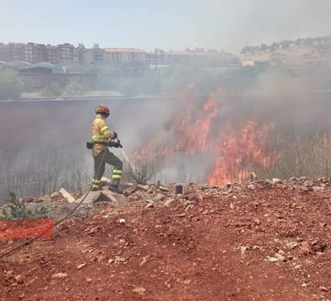 Un policía local y un trabajador del Infoex resultan heridos en el incendio ocurrido en el barrio de Aldea Moret de Cáceres
