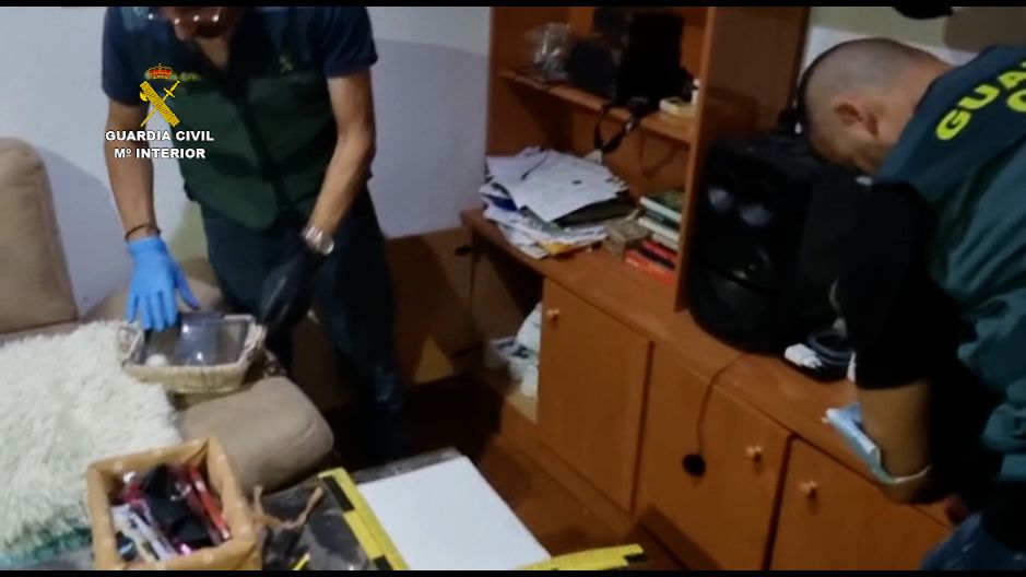 VIDEO: La Guardia Civil desmantela un  punto de venta de drogas y detiene a un vecino de 55 años de Coria