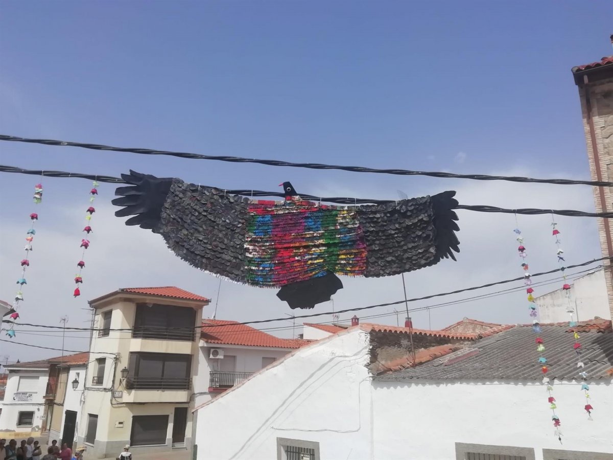 Torrejón el Rubio se llena de guirnaldas y aves hechas a tamaño real con material reciclado