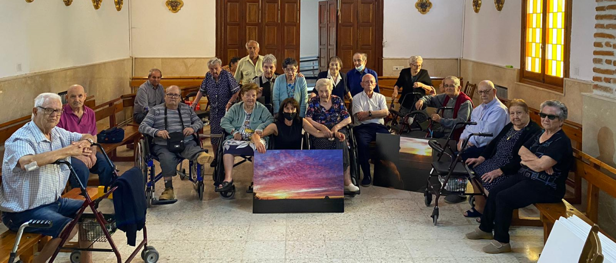 Nieves Agut comparte con los mayores de tres residencias de Coria su proyecto “La Ventana de Carmen”