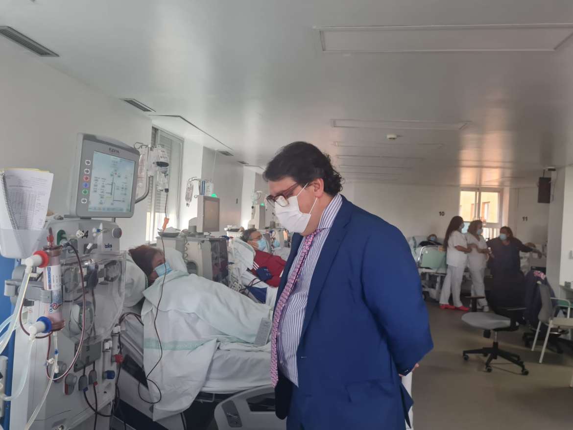 La nueva unidad de hemodiálisis del San Pedro de Alcántara de Cáceres podrá realizar unos 8.000 tratamientos