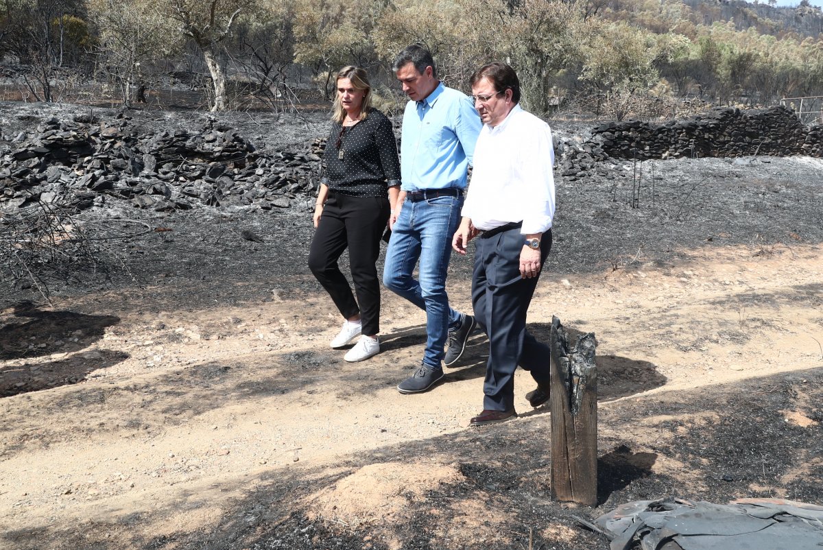 Galería Fotográfica: La visita de Sánchez y Vara a las zonas afectadas por el incendio de Casas de Miravete en imagenes
