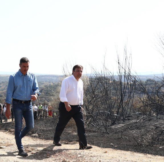 Galería Fotográfica: La visita de Sánchez y Vara a las zonas afectadas por el incendio de Casas de Miravete en imagenes